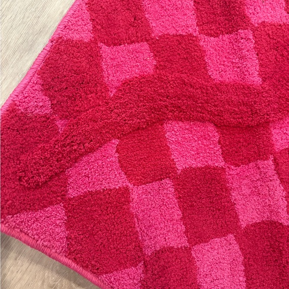 Red & Pink Lip-Shaped Rug - Picture 2 of 5